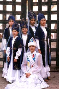 Наследницы Сююмбике. Национальная студия "Нур". В центре стоит Лилия Петрова, сыгравшая в спектакле знаменитую татарскую царевну в детстве.